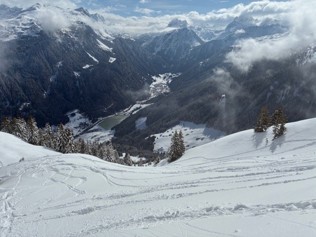 Panoramablick vom Skigebiet Silvretta Montafon ins verschneite Tal — frischer Neuschnee zu Ostern 2026