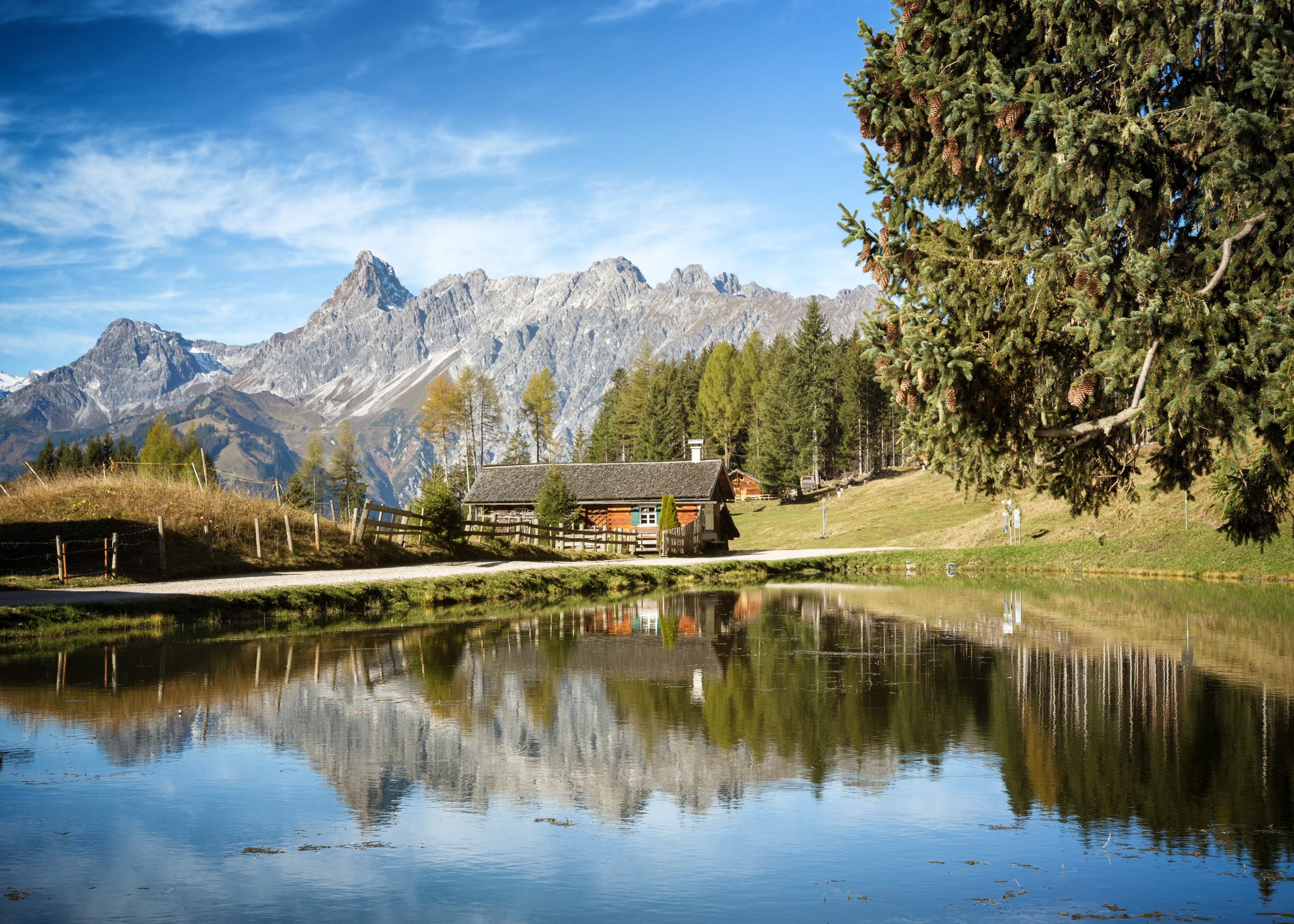 Maisäß-Landschaft mit Bergspiegelung im See im Montafon