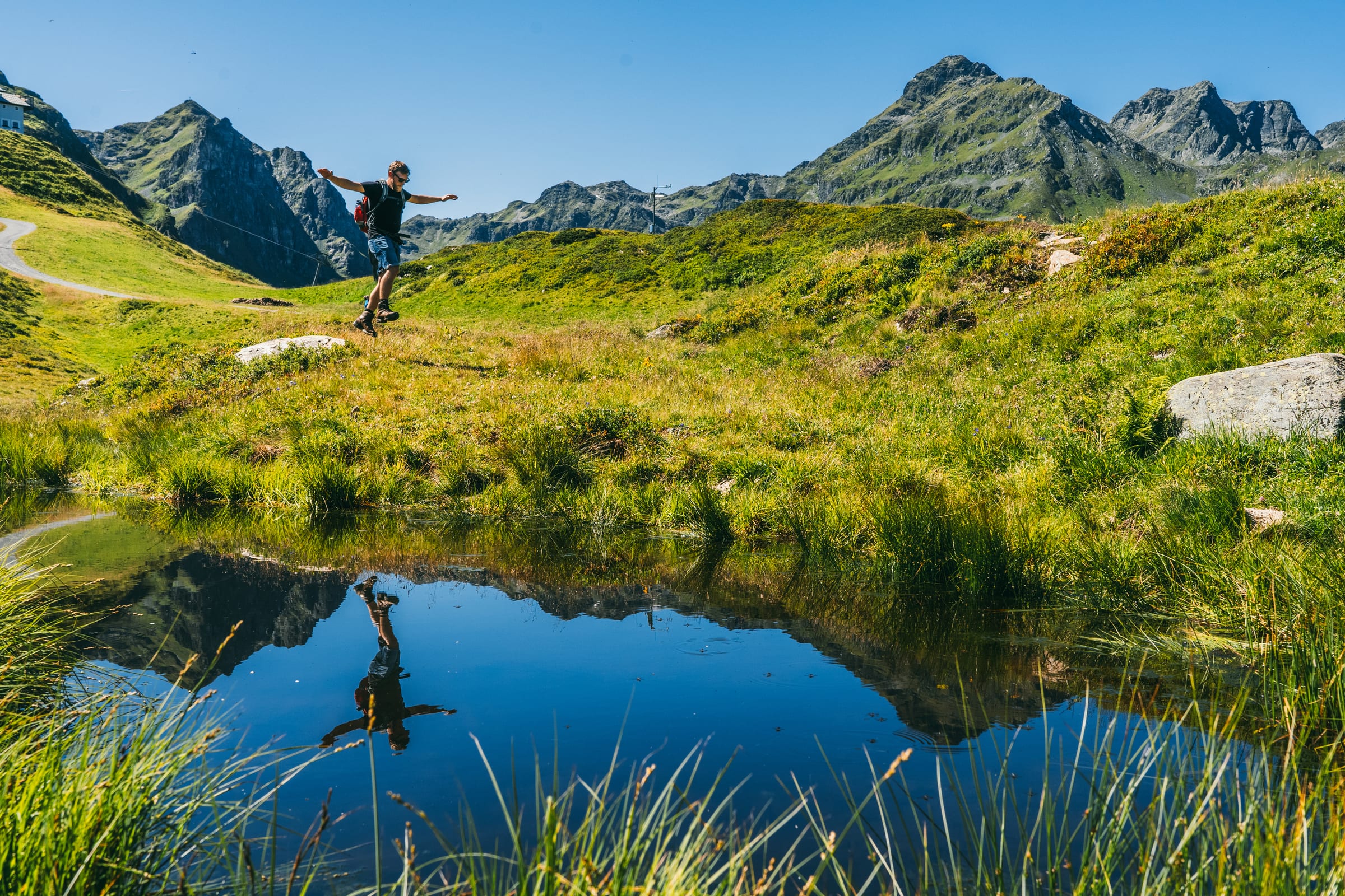 Wanderung zur Alpe Nova — Bergsee mit Spiegelung