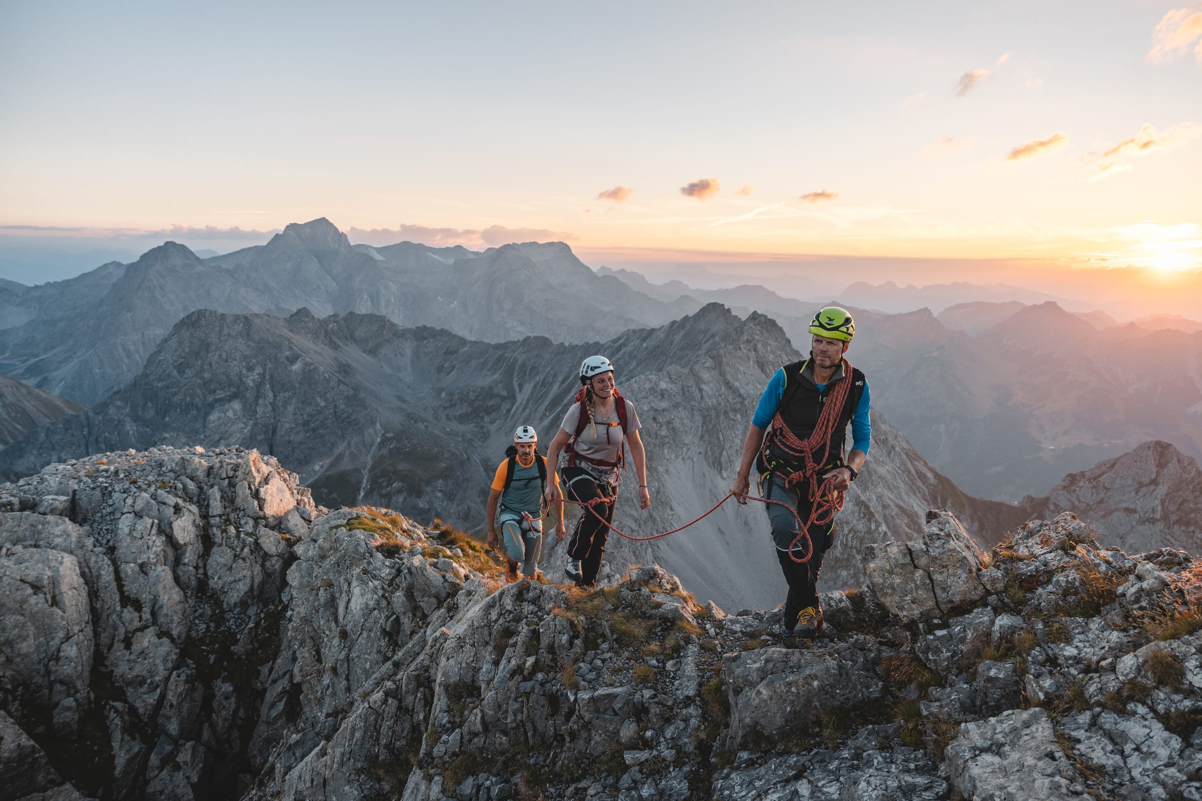 Zimbabesteigung — Bergsteiger am Gipfelgrat bei Sonnenaufgang